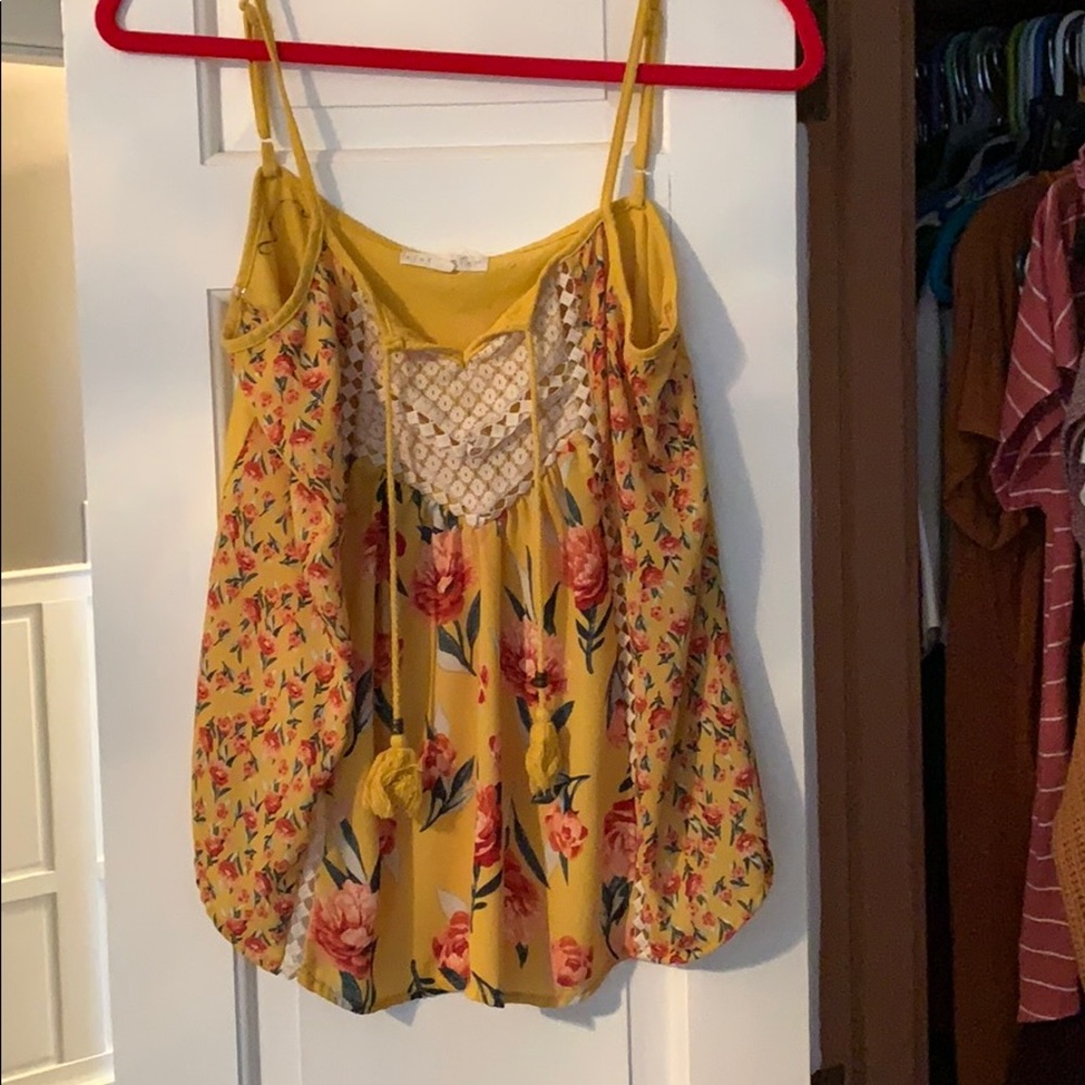 Super cute floral tank